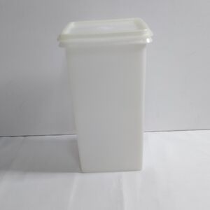 01400 Vintage Tupperware cracker keeper